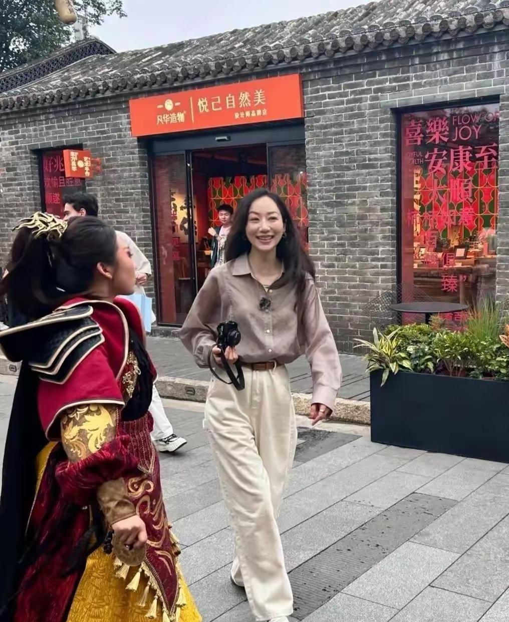42岁韩雪山西街头被偶遇！网友：这才是行走的衣架子！[比心]7月2日，山西大同