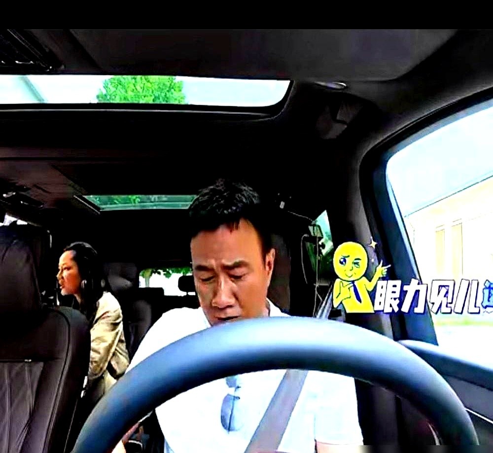 瞿颖在车里突然说要换丝袜，胡军的反应绝了。录节目时胡军给瞿颖当临时助理。听到这话，他连半句多余的废话