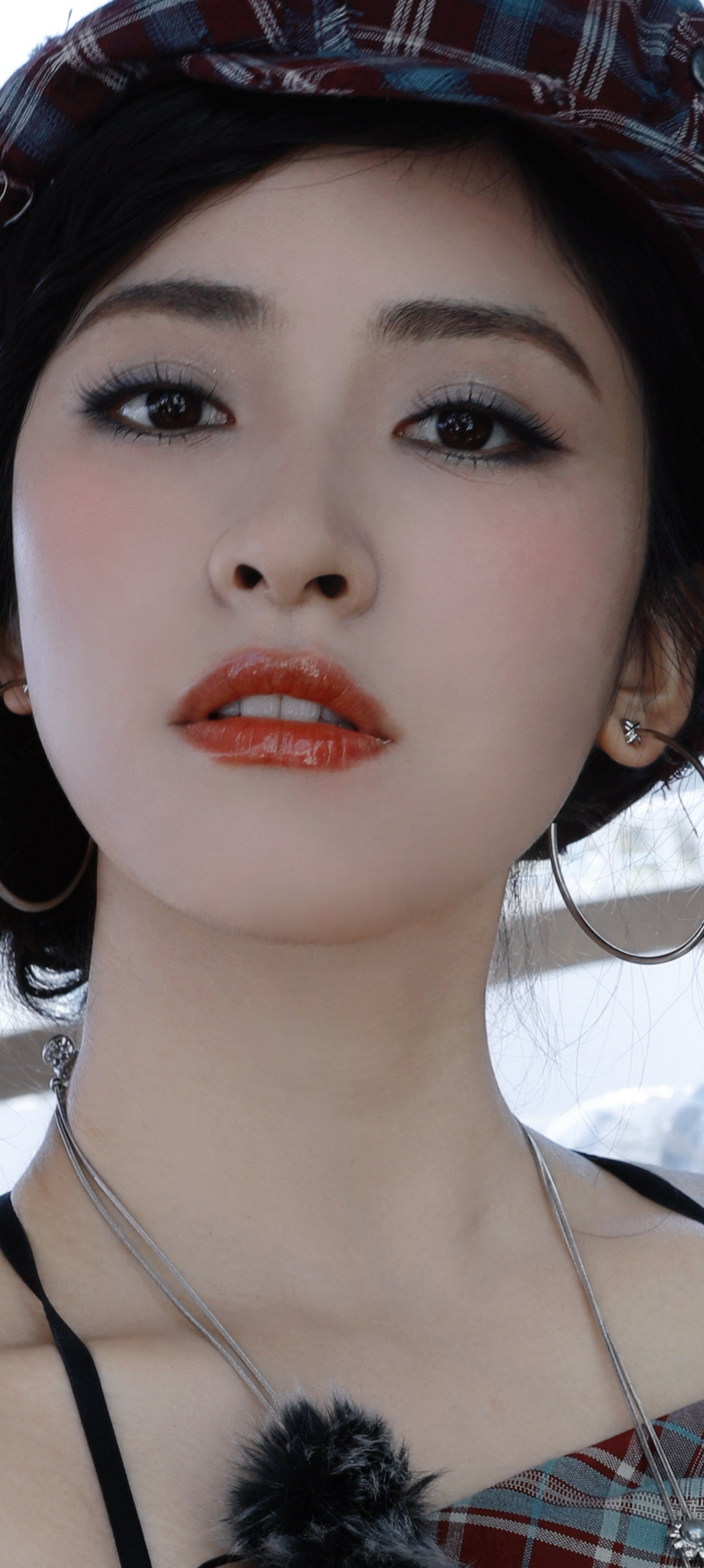 沈月中餐厅浓颜妆造壁纸，复古格子裙，穿搭温婉少女气质。沈月