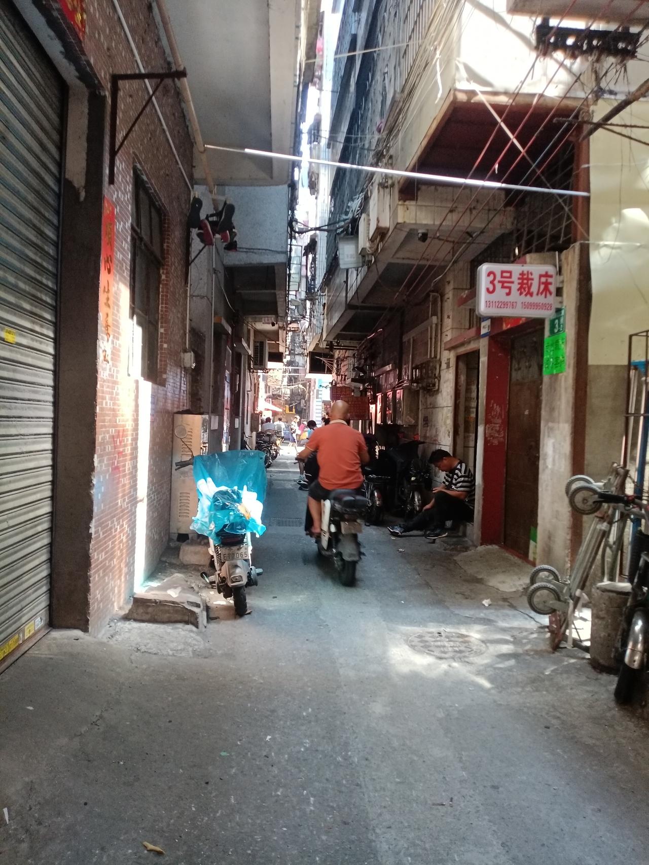 广州海珠区桥南新街城中村，这里就是广州的卧手楼了，暗无天日的楼房，狭窄的巷子，住