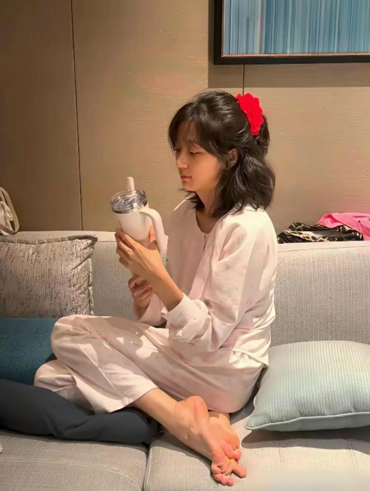 孙千的脚最近又被大家拿出来讨论。之前传她穿43码鞋，还调侃是大脚怪。她的实际