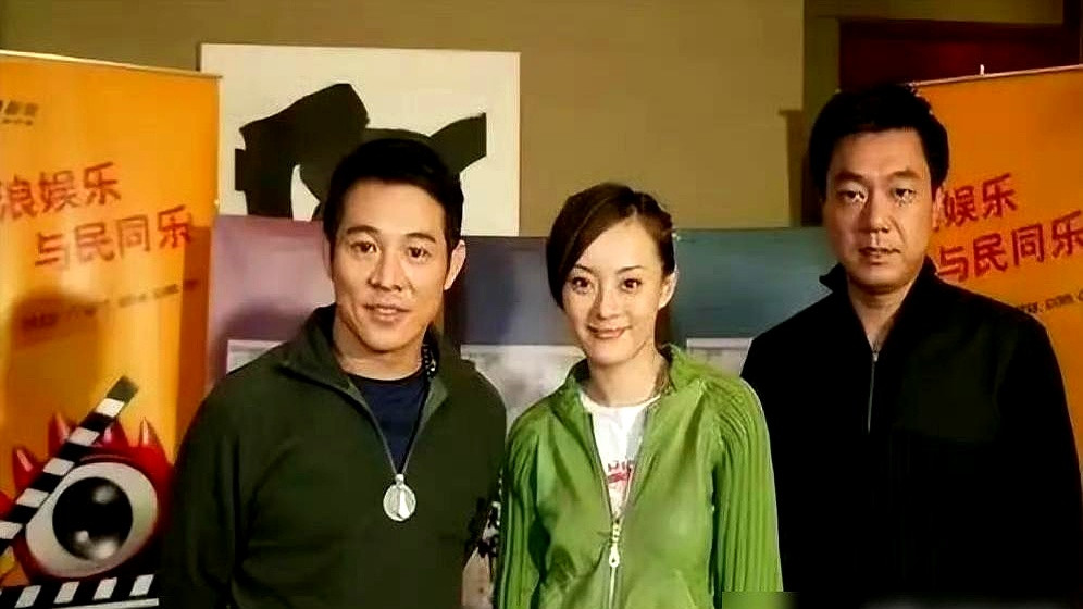 孙俪当年主动找李连杰合影，这位功夫巨星两只手死死背在身后，身子愣是一步没往前靠，规矩得像个木头人换成