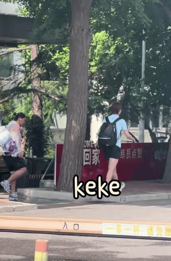 才发现甜甜开保时捷上下训，不愧是有钱家大少爷，网友真是鹰眼，这也看到了坐车里的是