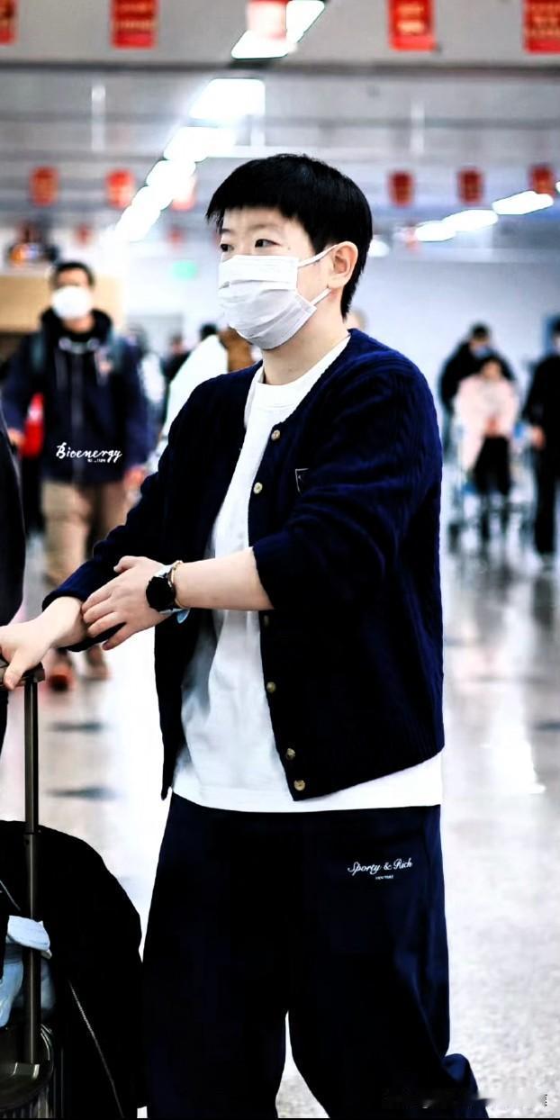 终于看到日思夜想的孙颖莎和王楚钦啦！很少见到莎莎穿除了李宁运动服以外的衣服，