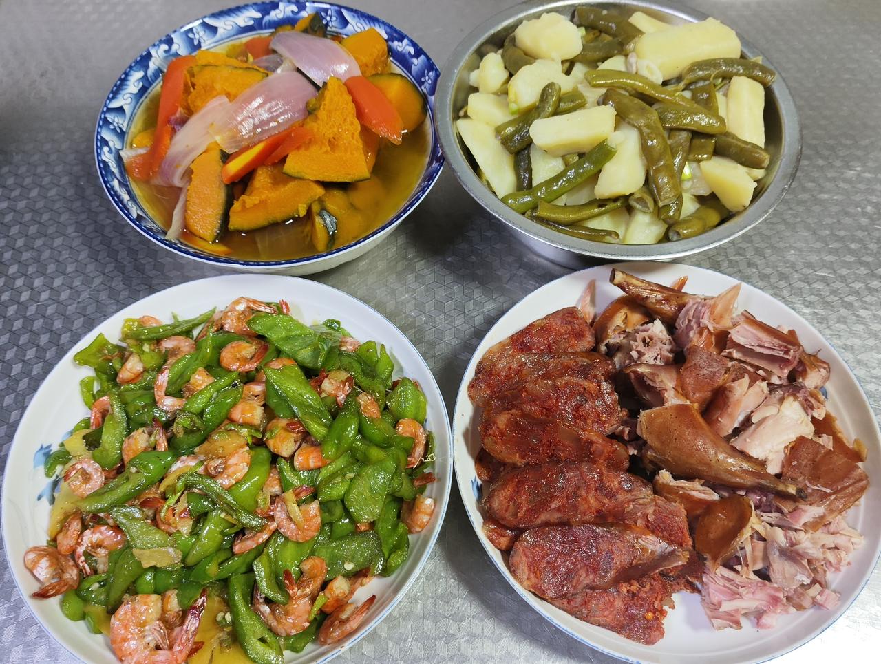 7月6日午餐分享来啦，一桌地道的家常川味佳肴。青椒炒河虾，鲜爽可口，味道十足