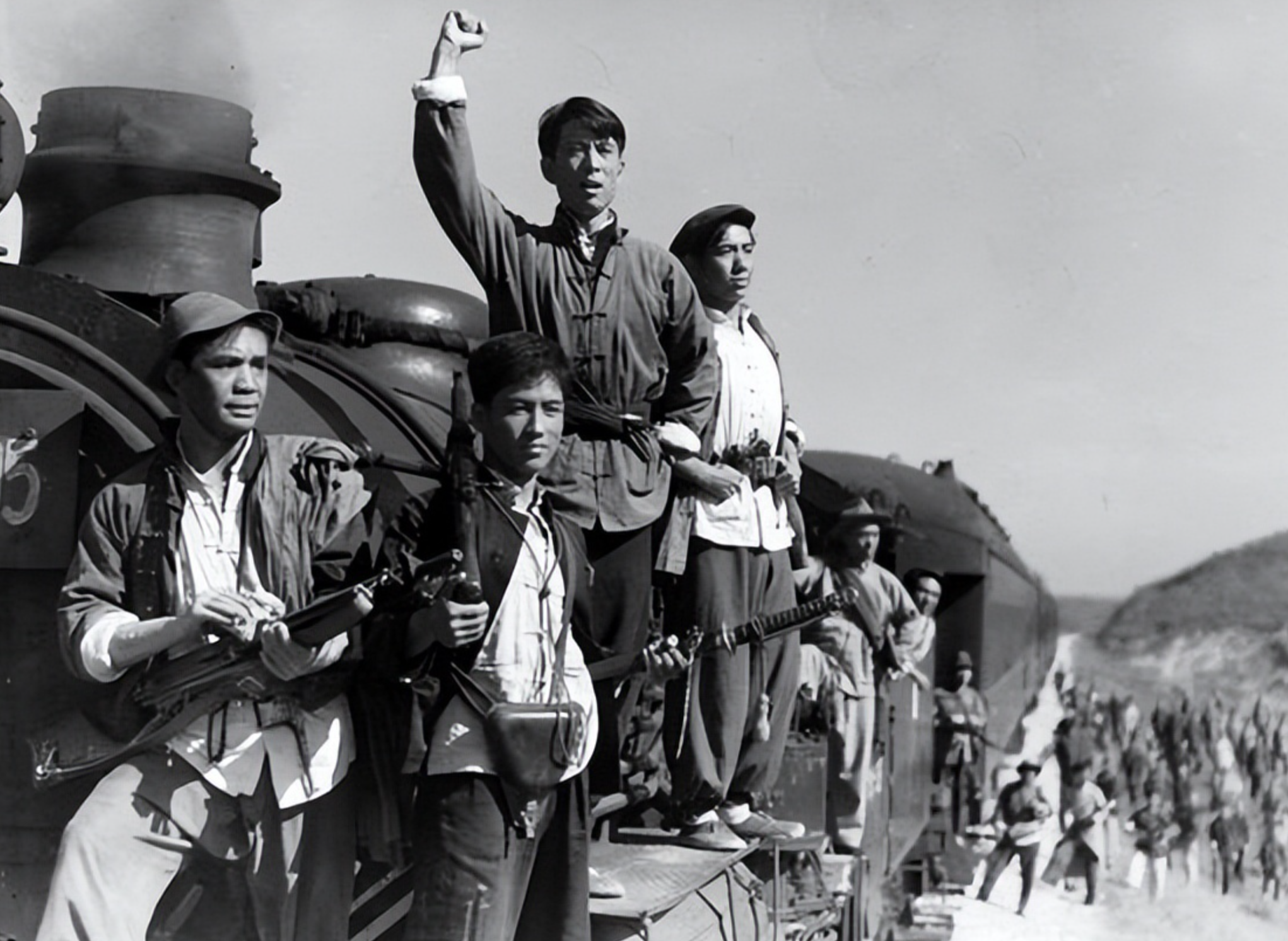 1942年，毛主席感慨延安处境极其困难后，在山东视察的刘少奇在铁道游击队的护送下