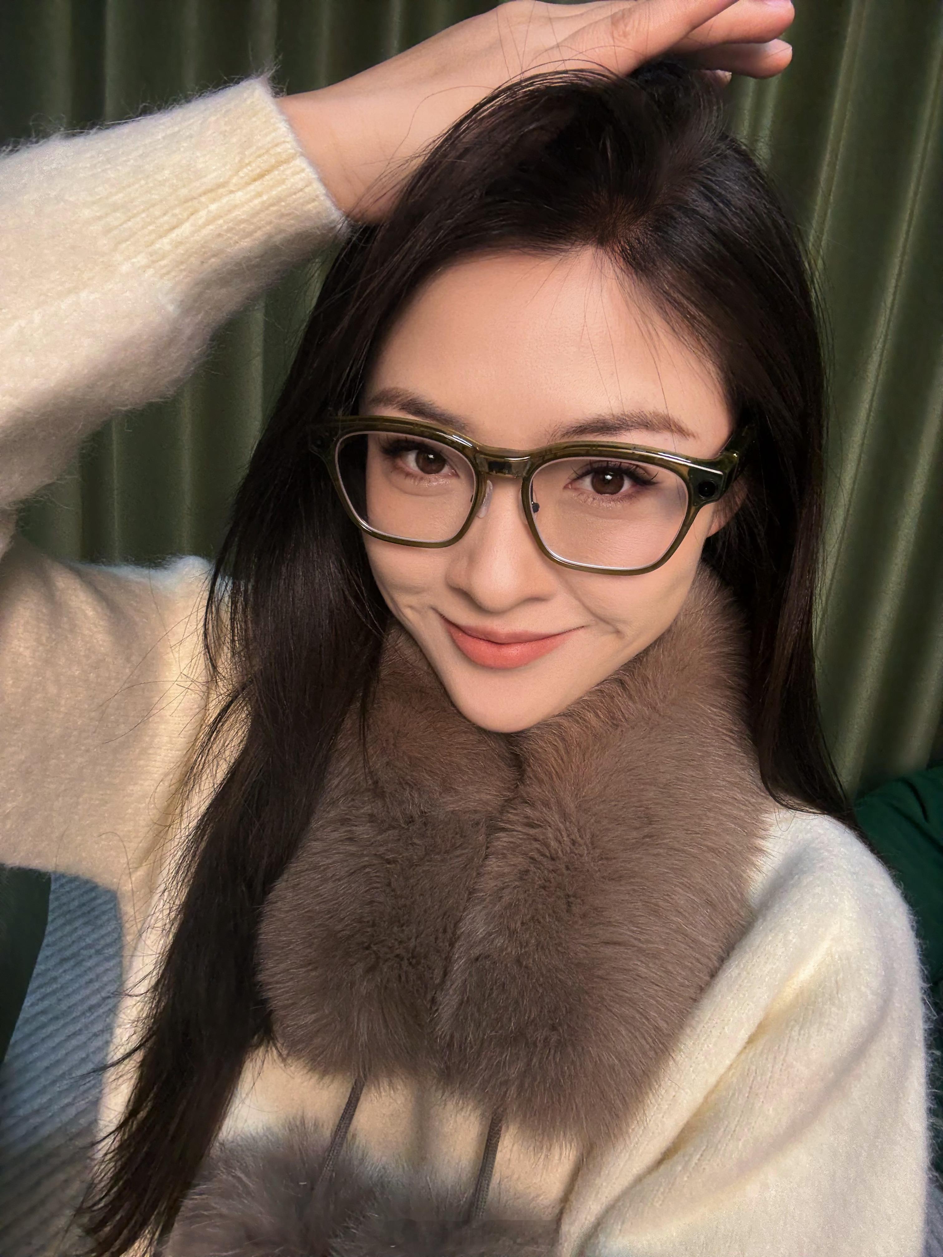 在北京初雪这天收到理想AI眼镜，太幸福了。这眼睛绝对的方圆脸天菜，超级修饰脸型。