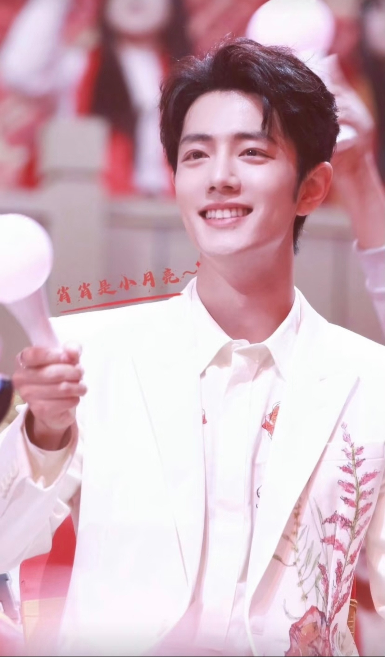 哇靠！肖战美爆了！感觉他在散发勾魂摄魄的香味肖战耐心听讲解