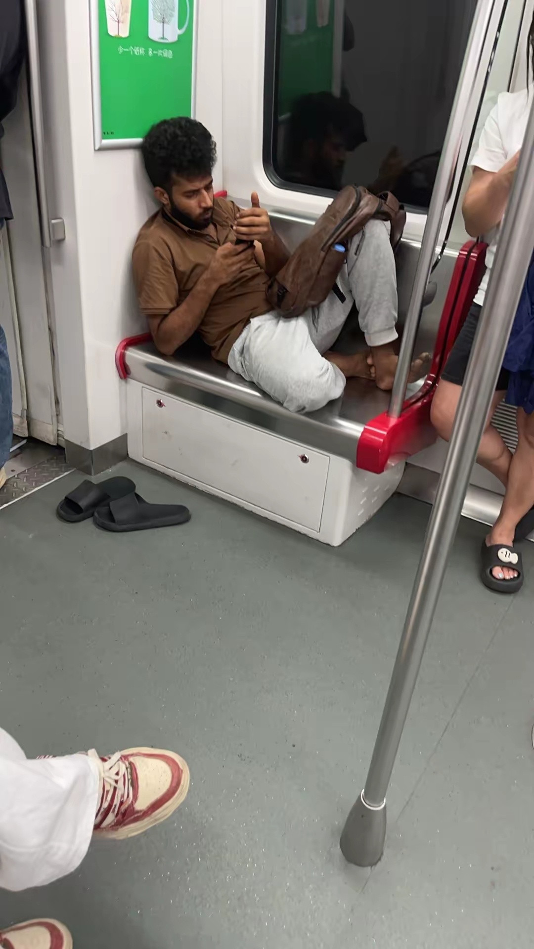 广州地铁看到一个外国人