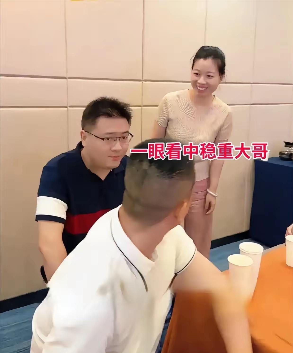 深圳一场相亲会上，38岁女生看中35岁男生后，直接拉他上台表白：“我就是来追你的