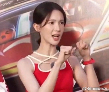 金晨说最近右臂粗了点这哪是粗啊，明明是舞蹈生练出来的流畅线条！那手臂肌肉又匀又