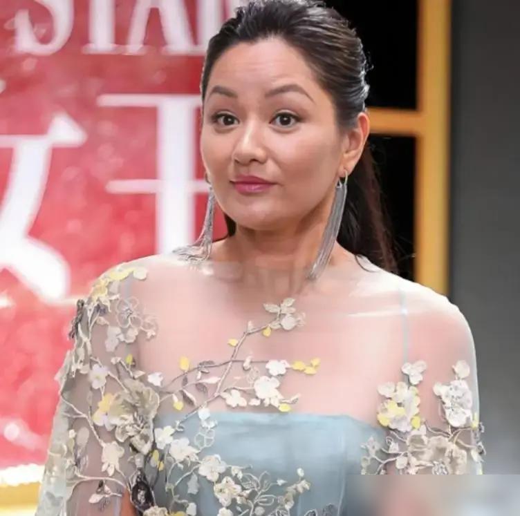 54岁瞿颖挥拍砸落芒果！清迈千万别墅里，没领证的她被俩女儿抱着喊“最温柔的人”！