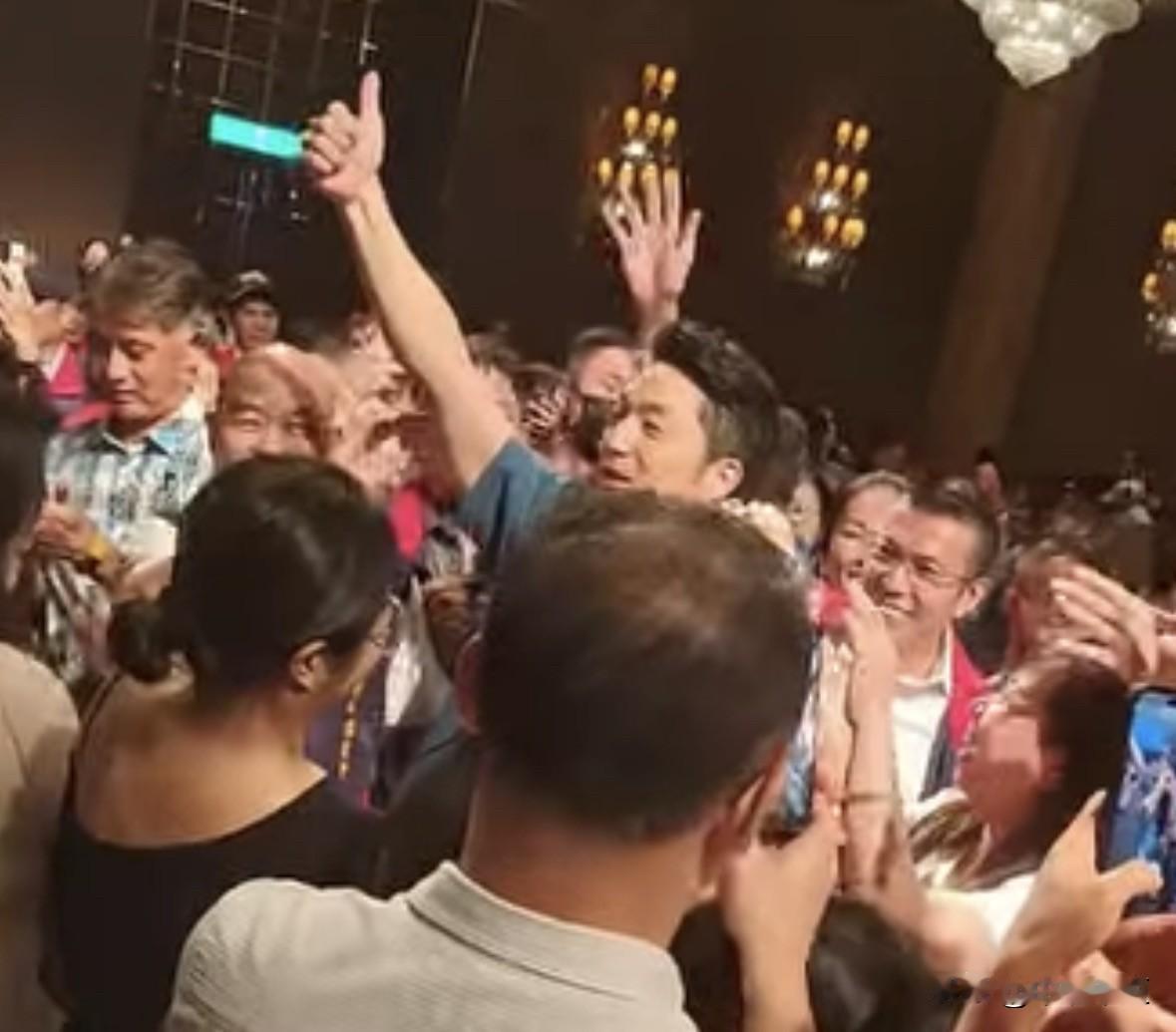 台北市议员侯汉廷今（3日）在社媒发文表示，这不是造势大会，只是普通的民间大型餐会