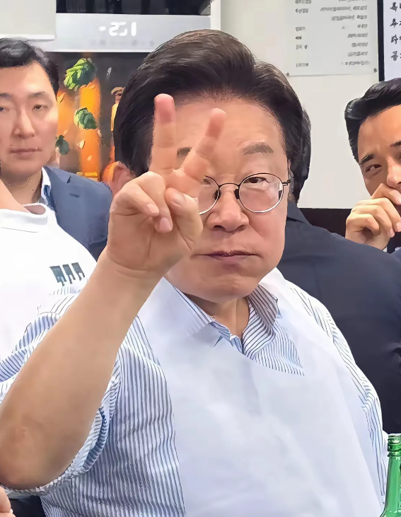 竟然出乎所有人的预料，韩国总统李在明的民意支持率竟然有64%，这是出乎大家的预测