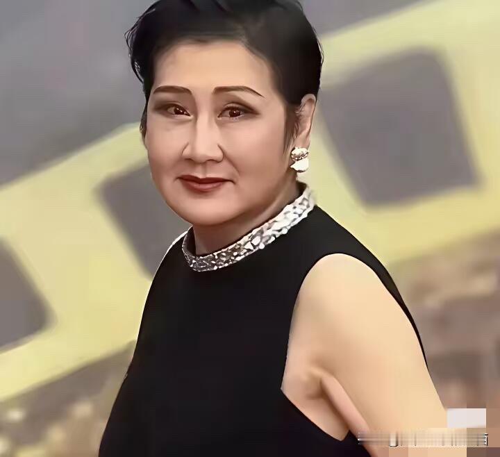 她现在老了，怎么成这个样子了，哪里有半点刘慧芳的影子啊，老大认出来，衣服还穿的有