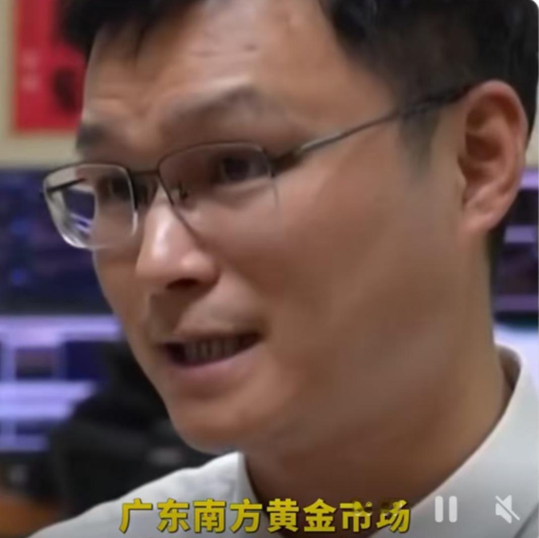 深圳水贝的柜台前，人声鼎沸得有些不真实。2025年下半年延续到了2026年初，这