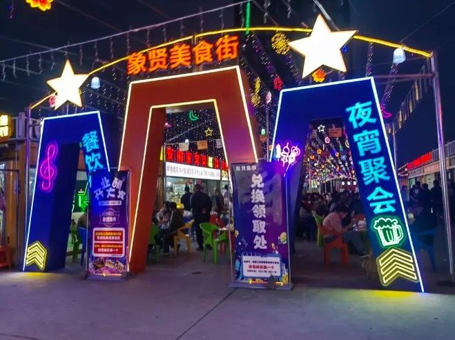 青岛小村庄地铁口夜市的烟火奇迹：麻辣烫香飘百米，打工人的深夜食堂治愈无数灵魂！