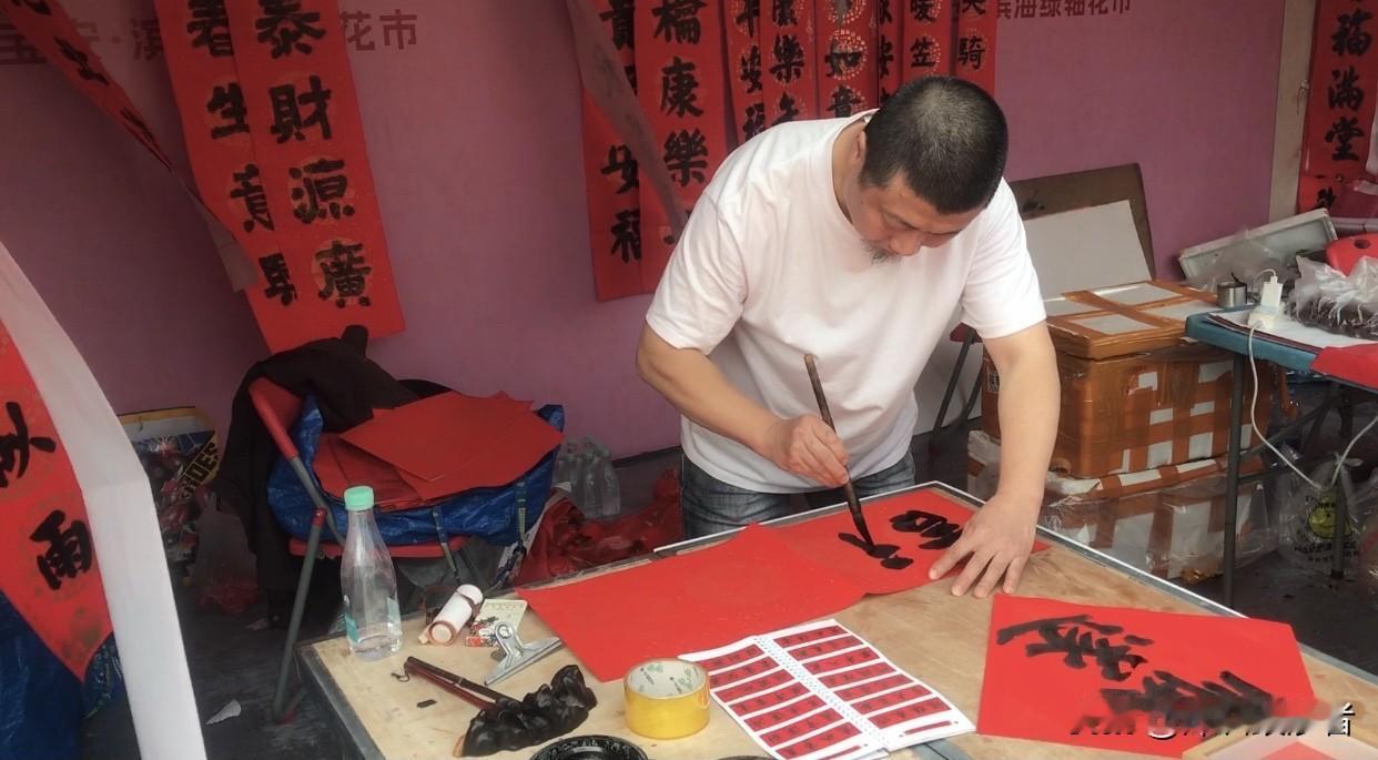 佛山87岁老人节前写对联赚了近十万，我估计深圳宝安新春花展会上这位胡子哥赚的也不