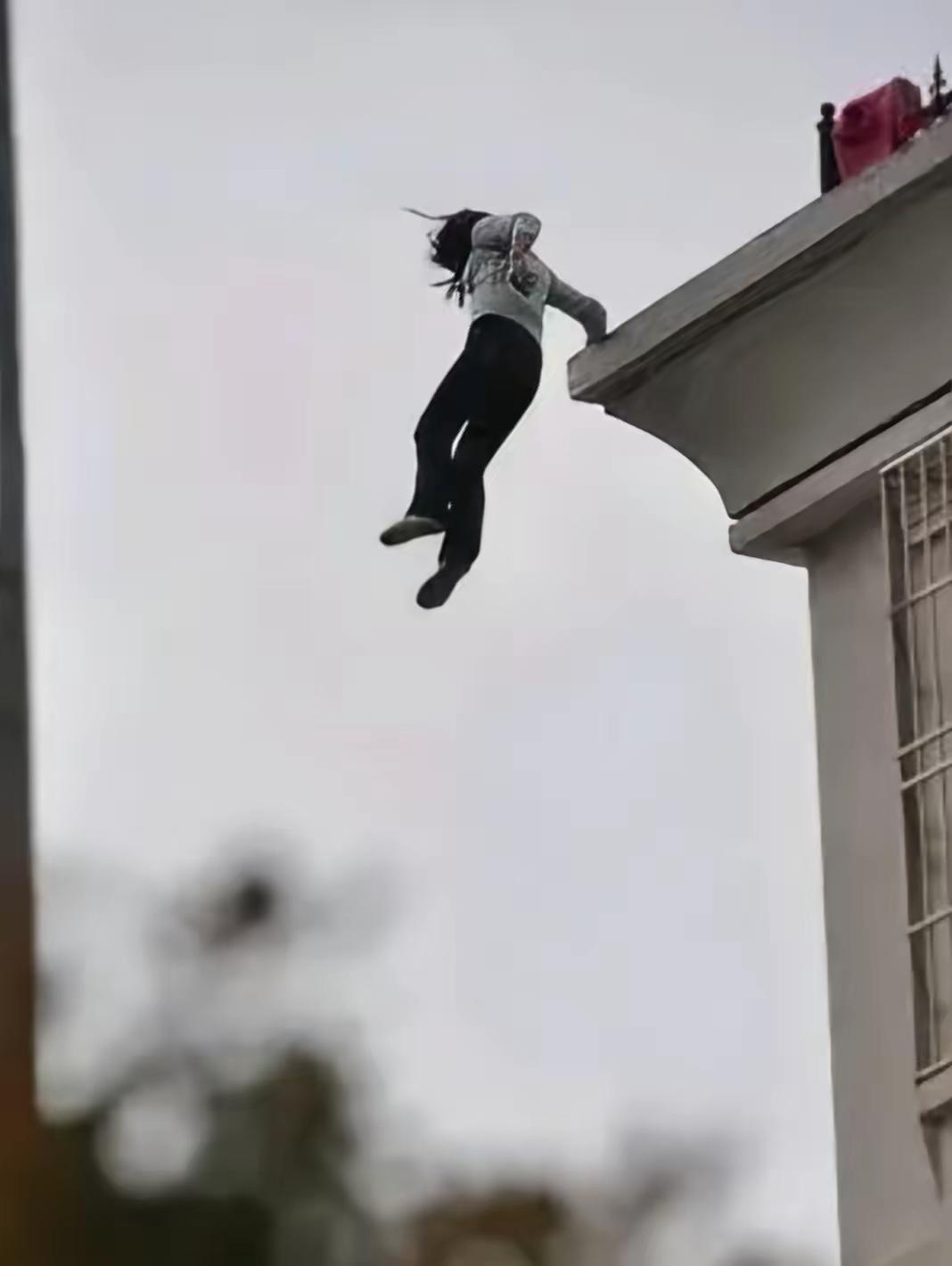 瞬间崩溃了17岁女孩，生命定格在了最美的年纪。妈妈翻看女儿手机，看到女儿和男生