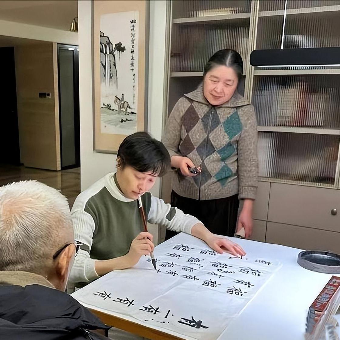 吴越53岁未婚未育，却把中风父亲宠成宝！她的活法太戳心吴越推掉戏约换上海大平