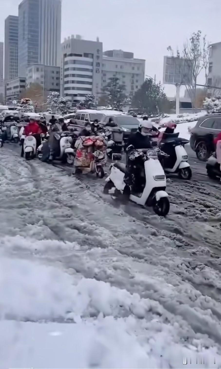 1月20日，南京下雪了，看看照片就知道，许多人都没法好好地骑车上班了，骑车姿势都