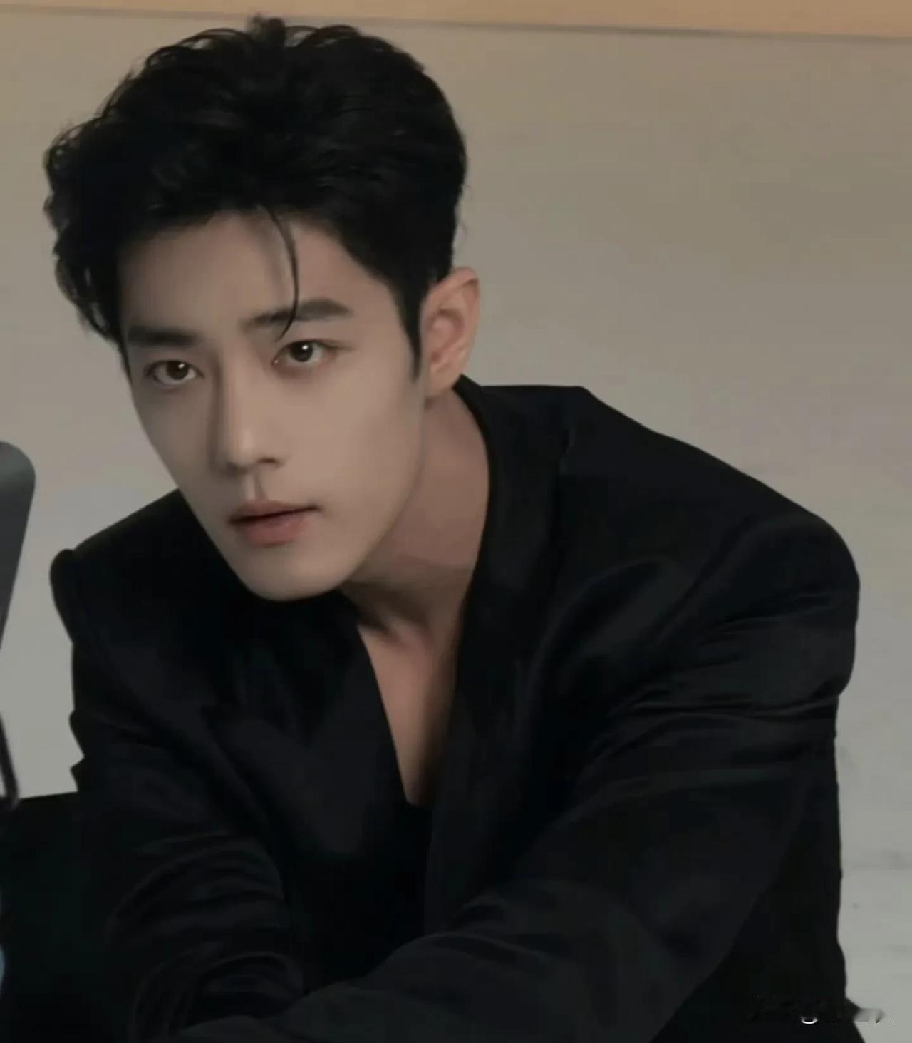 肖战在陈情令围读剧本时时他还只是质感比较单薄的帅气，但在演戏魏无羡的过程中。