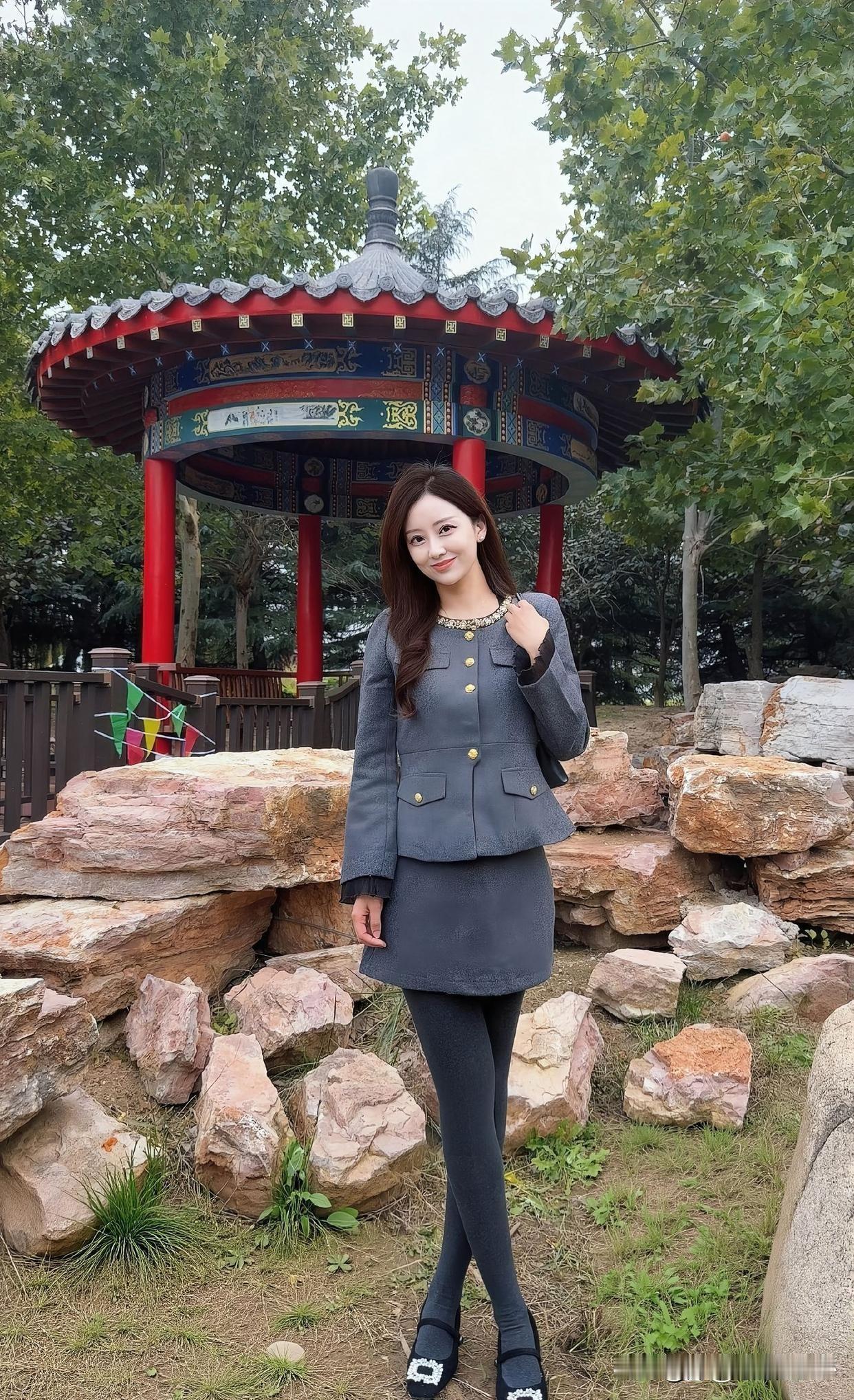 冬日生活打卡季秋日游园，优雅穿搭，打卡古风亭台