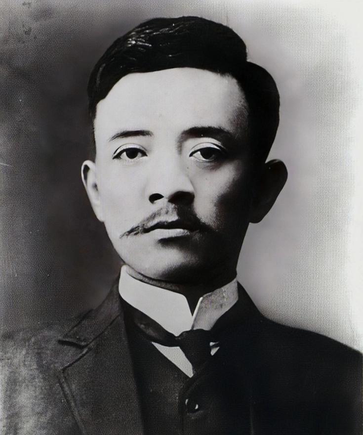 1913年3月20日晚，上海火车站的灯光昏黄，人群熙攘，宋教仁穿着笔挺的西装，手