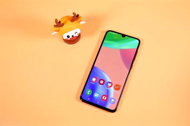 手机续航与手感，到底谁在“忽悠”我们？手机圈有个怪象：一聊手机，满脑子都是处理