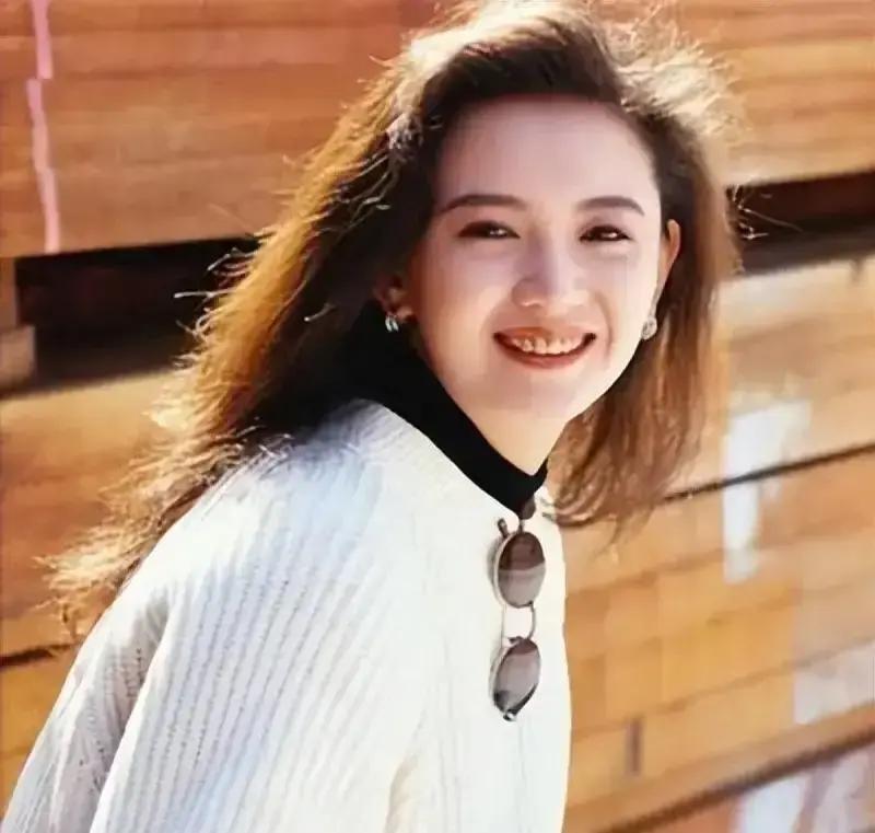 37岁的曾华倩在离婚协议上签完字，把做美发用品生意的富商丈夫林肇基给的房产和存款
