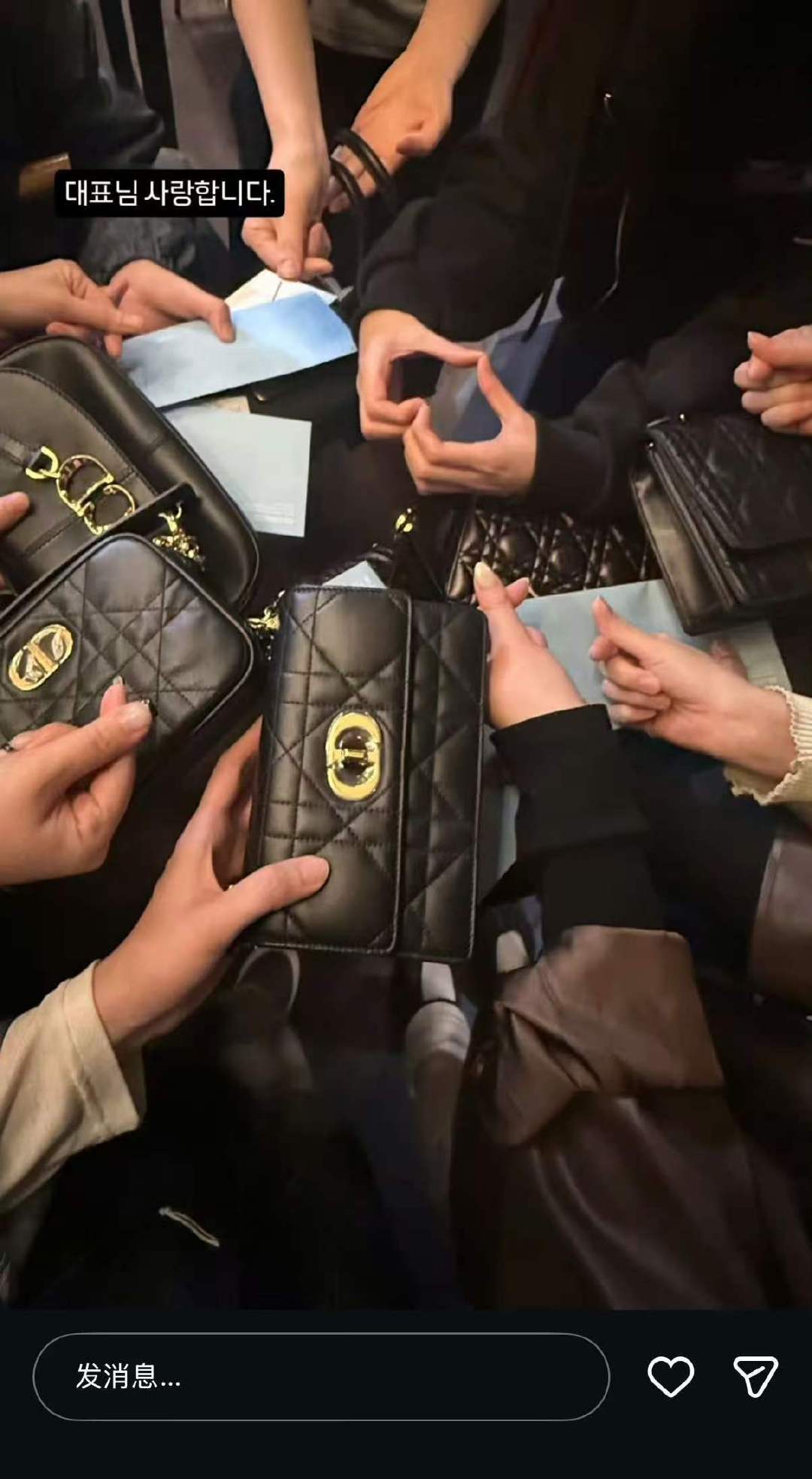 金智秀送工作人员包金智秀给工作人员送包金智秀给工作人员送包啦