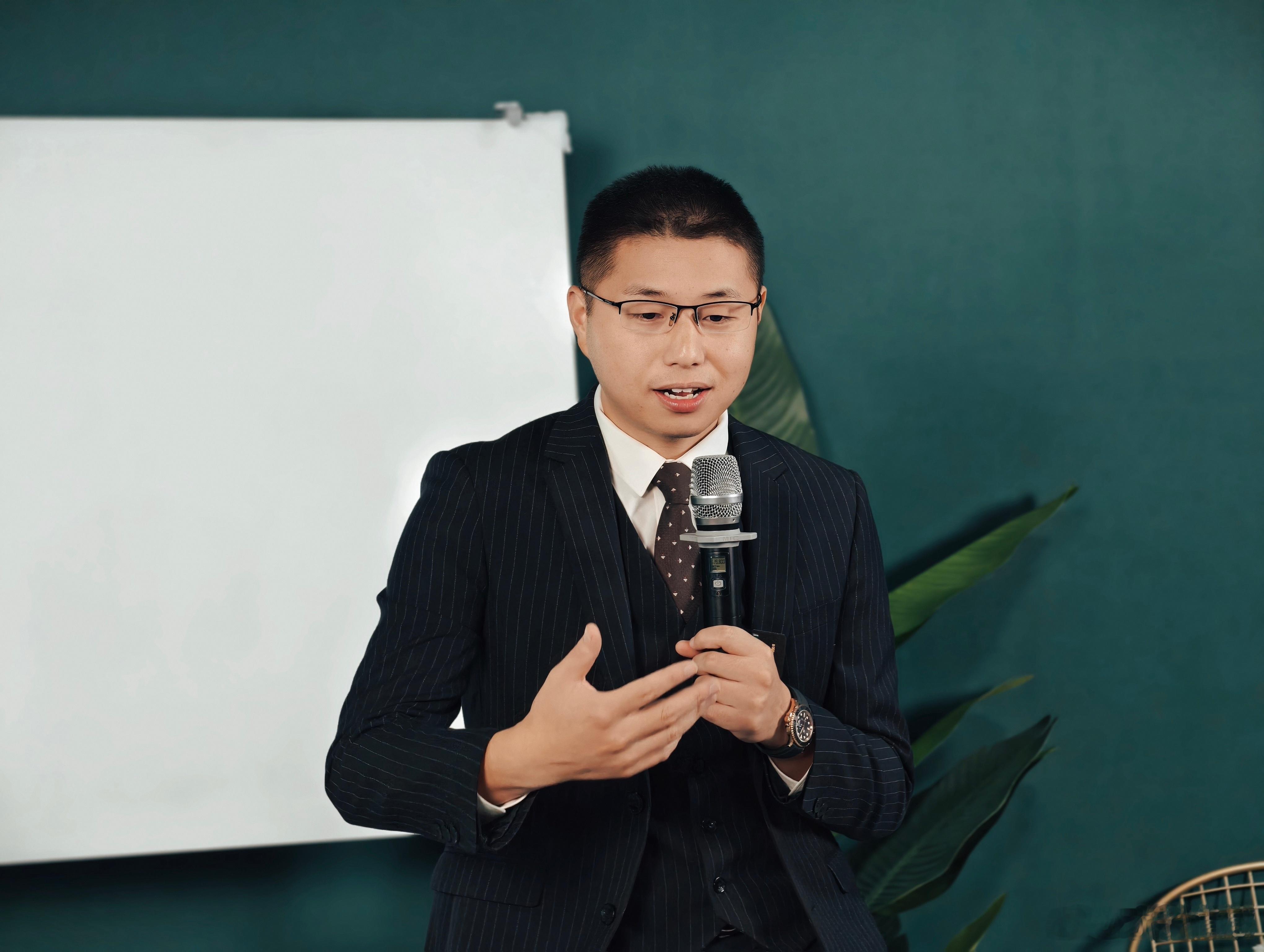 用男人思维跟他相处，无往不利在感情里，不少姑娘常常陷入拧巴与内耗，在患得患失中消
