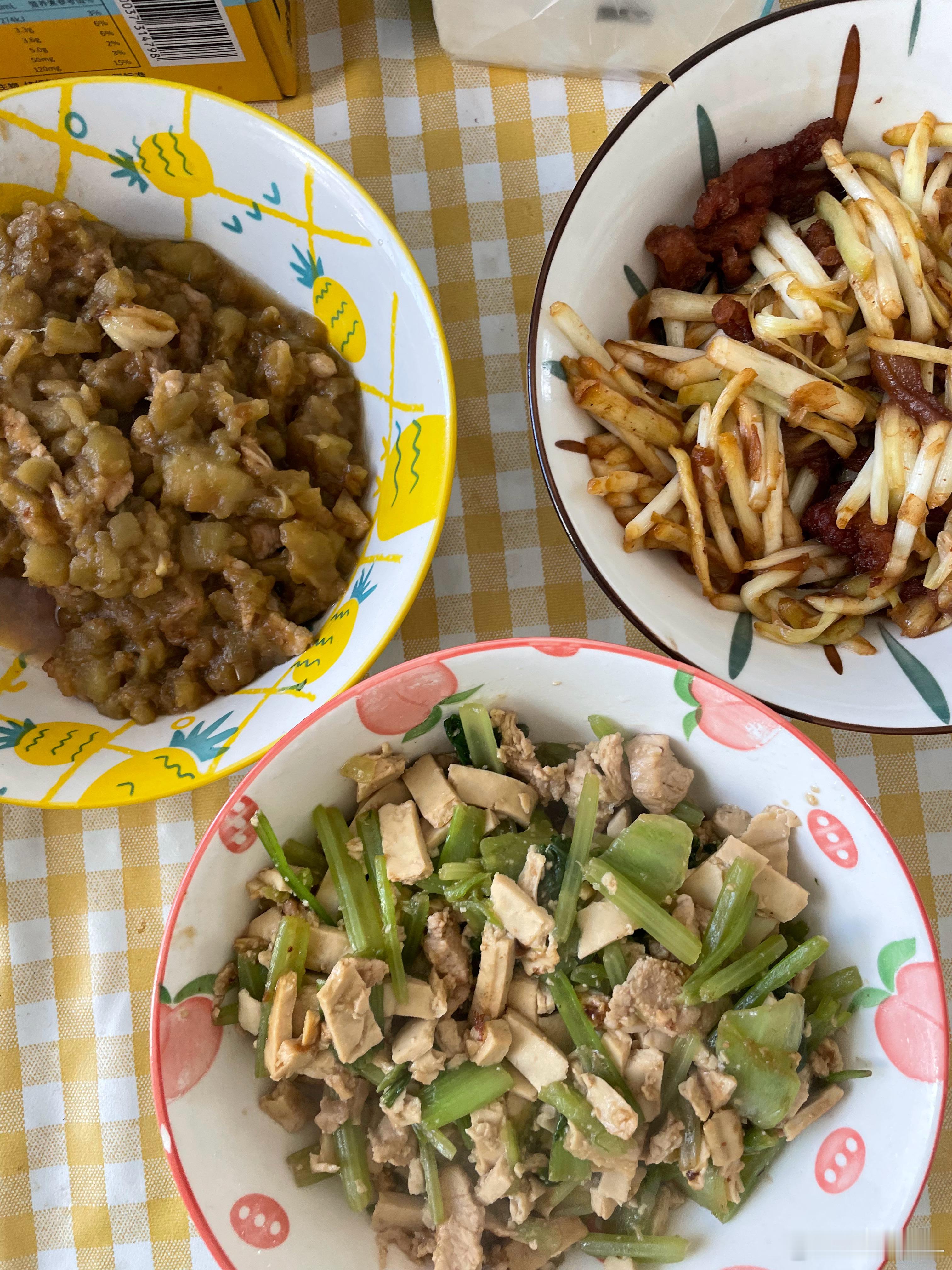午餐一顿茄子、蒜黄、豆腐午餐午餐一顿