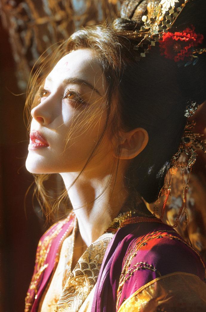 娜扎神人出神图这组写真真的被拍出了神性氛围，摄影师夏弃疾太会捕捉她的美了。当有