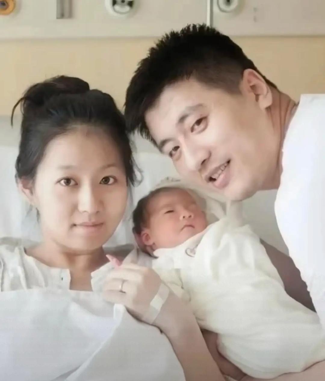 🌙张雪峰走了，他的妻子李丽婧才34岁，两人刚认识40天就领证了，没有豪华的婚礼