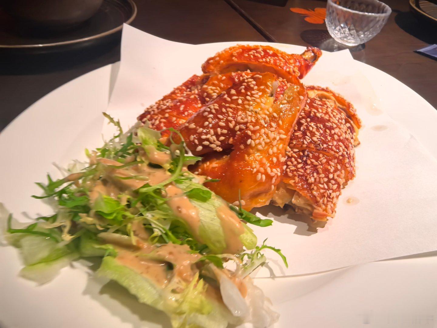 长沙的粤菜馆子里，干炒牛河都会配一碟辣椒酱，我爸妈最喜欢这个辣椒酱了。