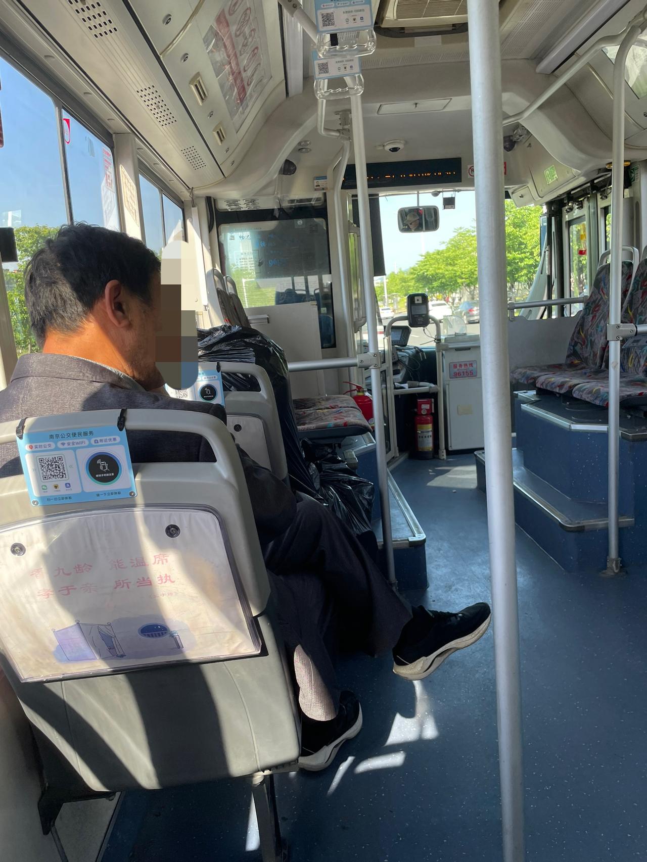 乘车看见了恶心的一幕。公交车上上来了一个穿着西服提着袋子的中年男人，后面跟着