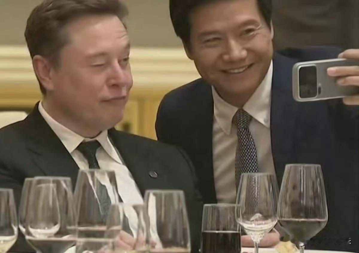 雷军主动找马斯克合影，马斯克不耐烦不爱搭理，热脸贴冷屁股干嘛呢？马斯克那眼神，明