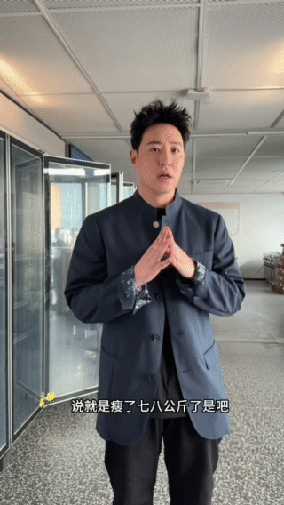 潘玮柏录节目瘦到裤子滑落🎤兼顾综艺与演唱会，美食面前毫不忌口，私下高强度锻炼，