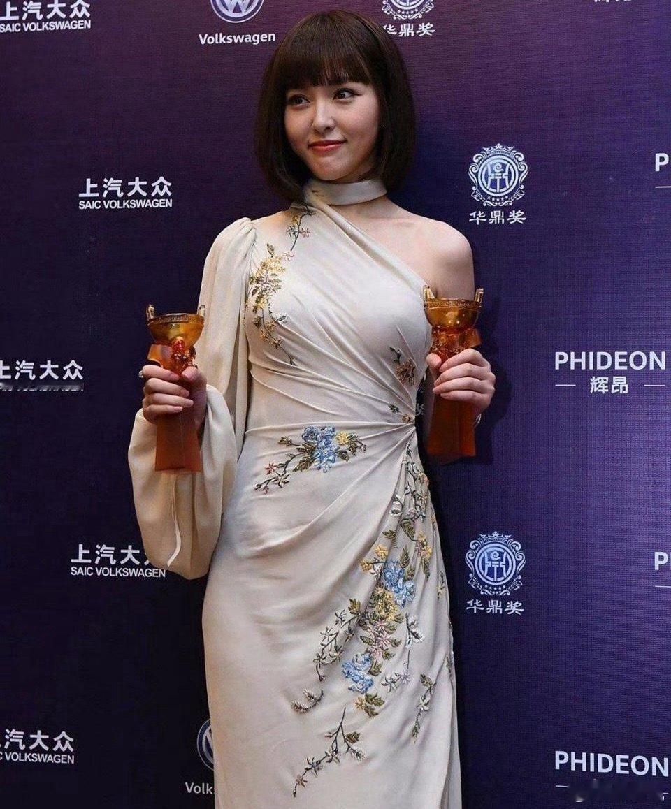 唐嫣这裙子太紧了吧，身材好赞，这腰臀比绝了