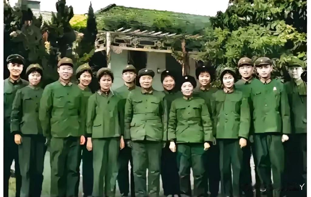 这张照片展现出了杨得志将军他们一家人1974年在武汉过春节的情景，这可不是演戏，