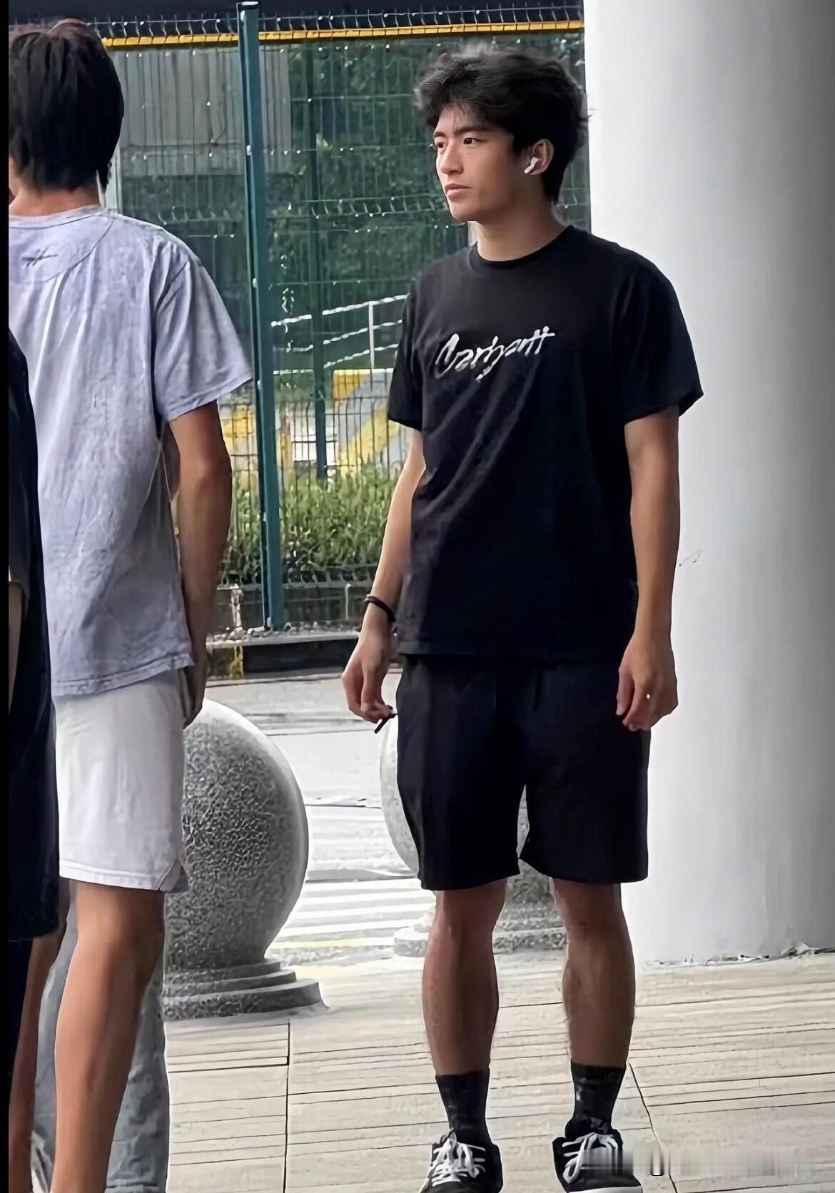 谢霆锋的儿子还好遗传了张柏芝的颜值，不算特别帅，但也不至于难看。他的颜值已经超越