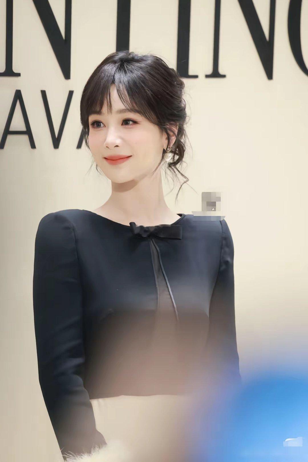 我表姐亲眼见过杨紫，她说杨紫根本不像网上传的那样。以前总听人说她拿奖全靠流量，