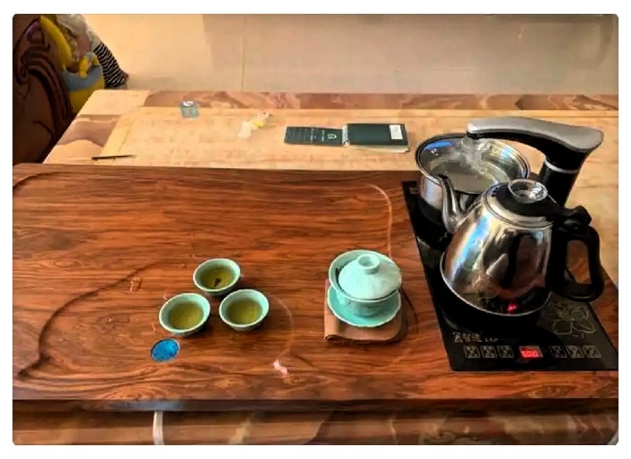 我儿子本科开学三天，每天的消息就像连珠炮，看得我心里五味杂陈。宿舍里别人都配