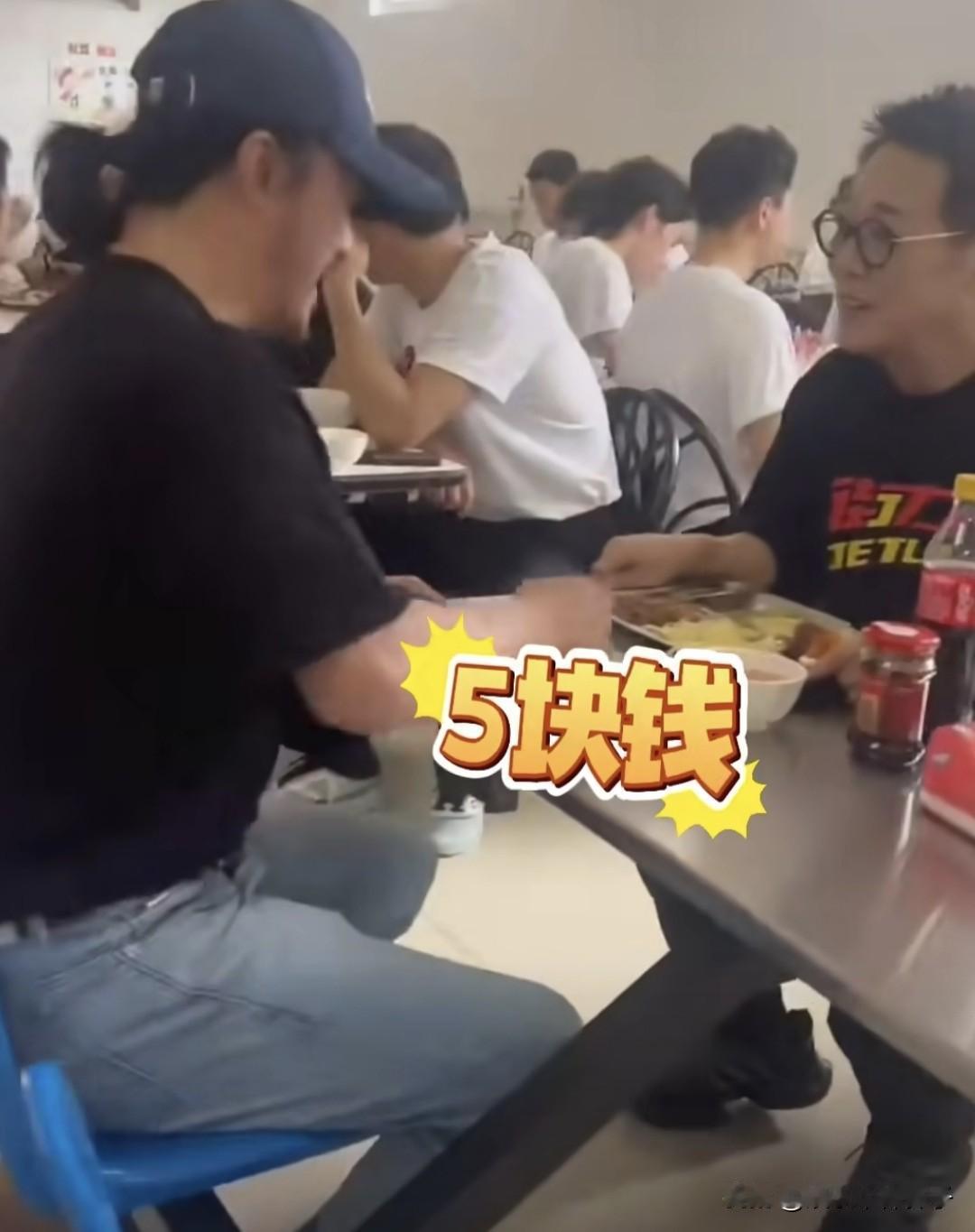 李连杰吴京一起聚餐，师兄弟以汤代酒欢快畅饮！11月8日，李连杰晒出一段视频，带