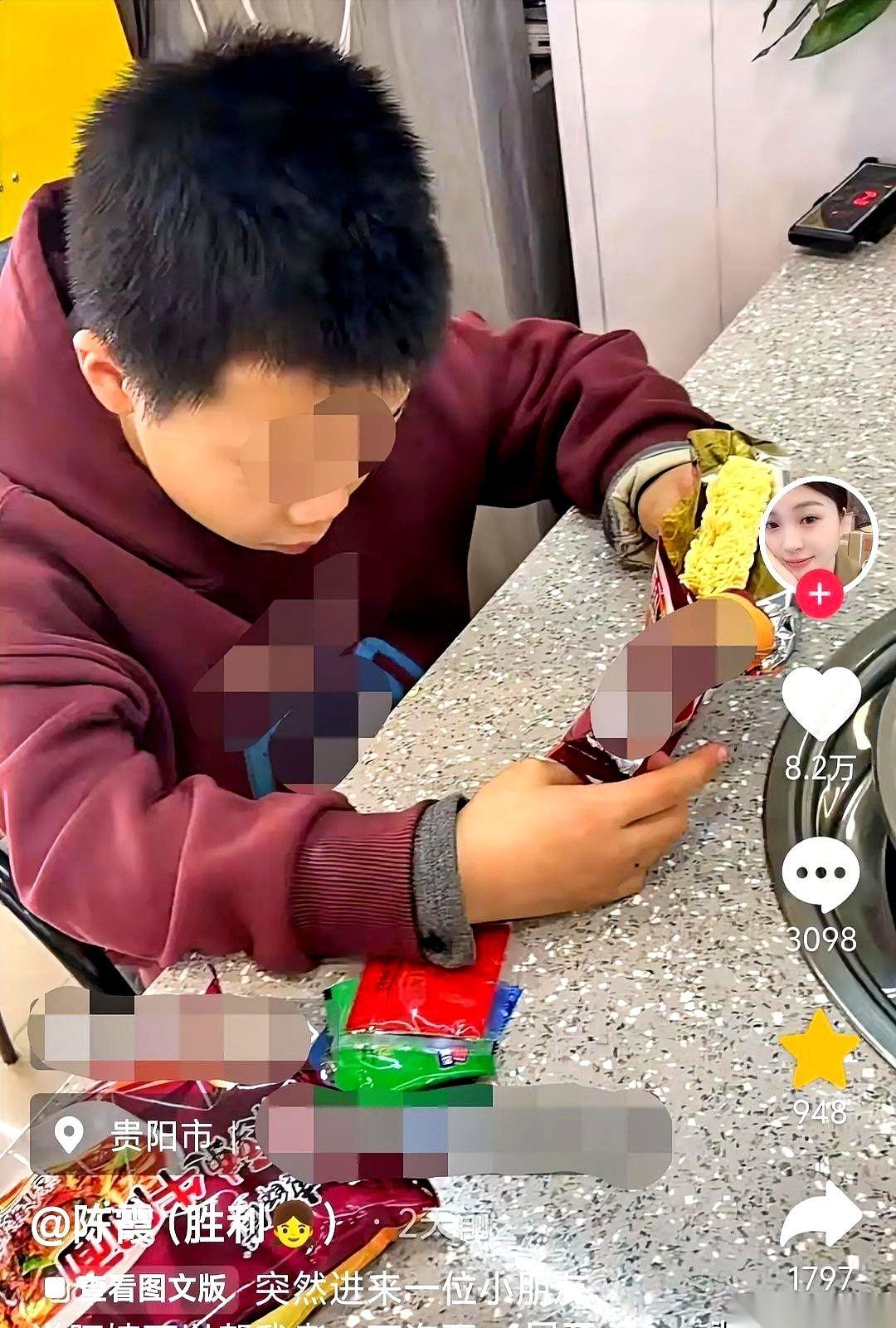 贵阳一家火锅店，店门被推开，探进来一个小脑袋。不是客人。一个十来岁的男孩，手