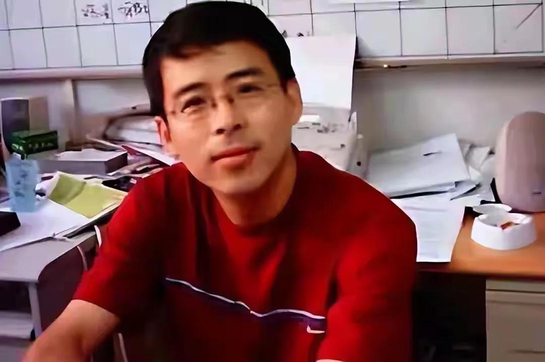 谁能想到，曾经央视金话筒阿丘，因为说错一句话六年后泯然于众人要不是最近有博主发