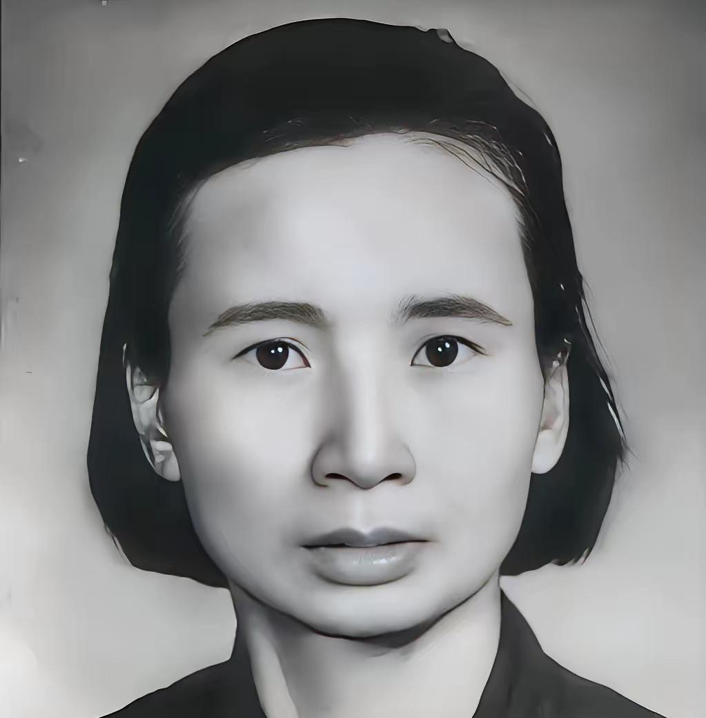 1932年，地下党钱瑛撤退时不幸被捕。她为了不暴露身份，借口肚子疼要去上厕所，趁