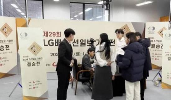 #韩国为柯洁事件改规则#在今年1月份举行的第29届LG杯世界围棋棋王战三番棋决