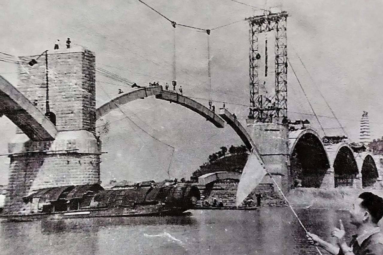 看到1972年南充白塔大桥修建照片，仿佛打开了时光宝盒。那时的建设场景，工人们挥